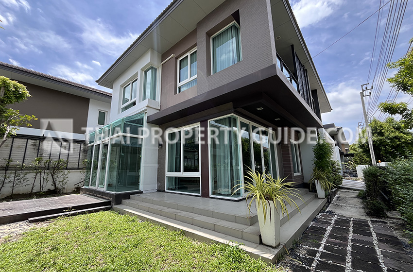 House with Shared Pool in Bangnatrad 